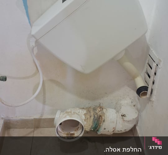 מיכל הדחה תלוי, צינור פלסטיק, חיבורי אינסטלציה